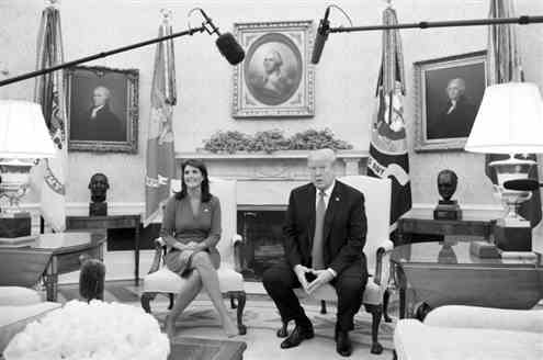 10月9日，在美国华盛顿白宫，美国总统特朗普（右）与美国常驻联合国代表黑莉共同会见媒体。